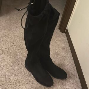 Woman’s size 8 over the knee boots. Tie in back. Size 8. Worn a few times